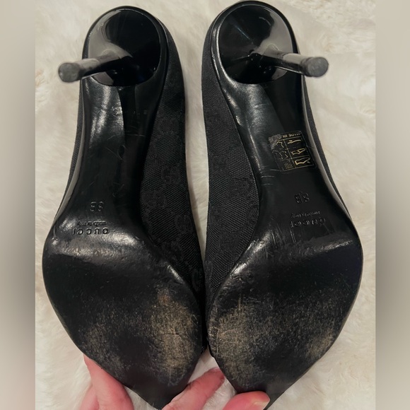 Gucci Women’s pumps. Classic GG logo. Black with gold hard wear. Size 8. - Picture 6 of 7